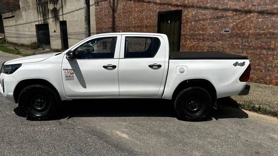 TOYOTA HILUX 2.8 D-4D TURBO DIESEL CD POWER PACK 4X4 MANUAL